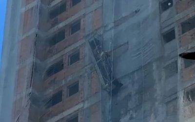 Trabalhadores pendurados após queda de balancin são resgatados pelos Bombeiros e Trabalhador cai em fosso de elevador desprotegido
