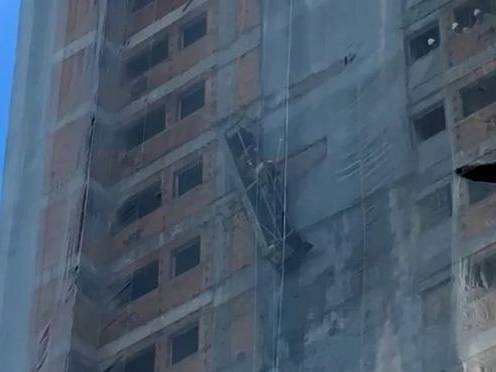 Trabalhadores pendurados após queda de balancin são resgatados pelos Bombeiros e Trabalhador cai em fosso de elevador desprotegido